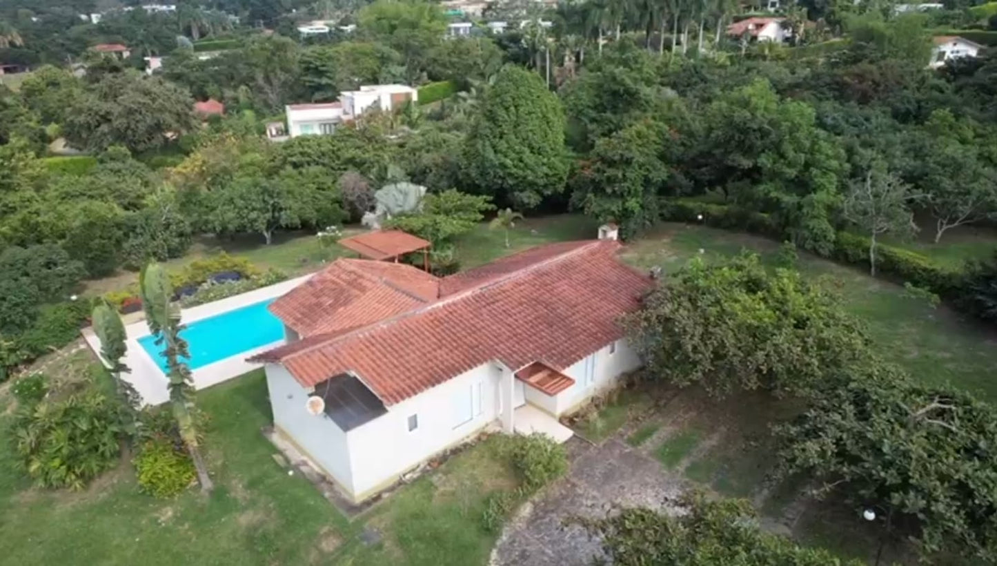 VENDO CASA CAMPESTRE HERMOSA EN LA MESA / 233-947