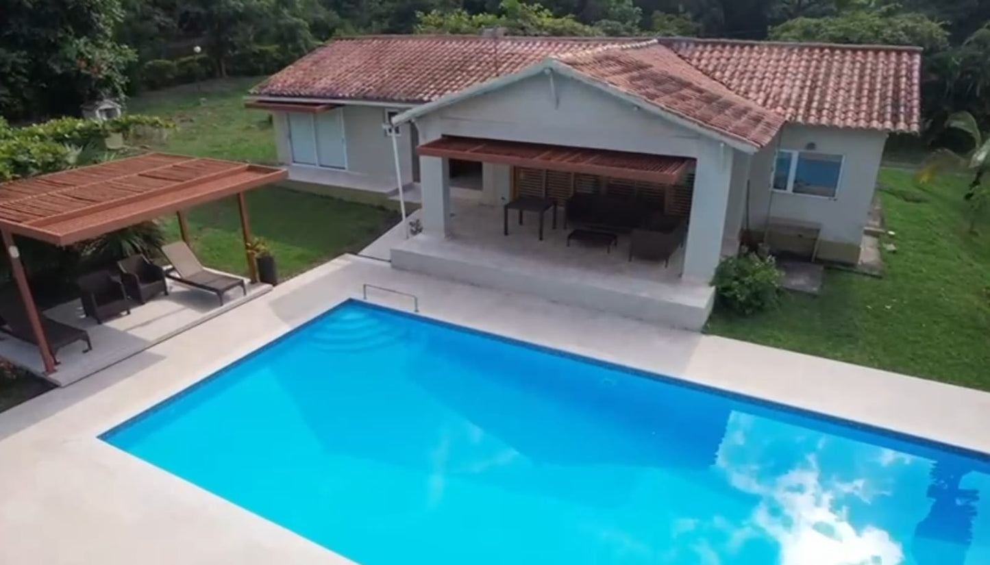VENDO CASA CAMPESTRE HERMOSA EN LA MESA / 233-947