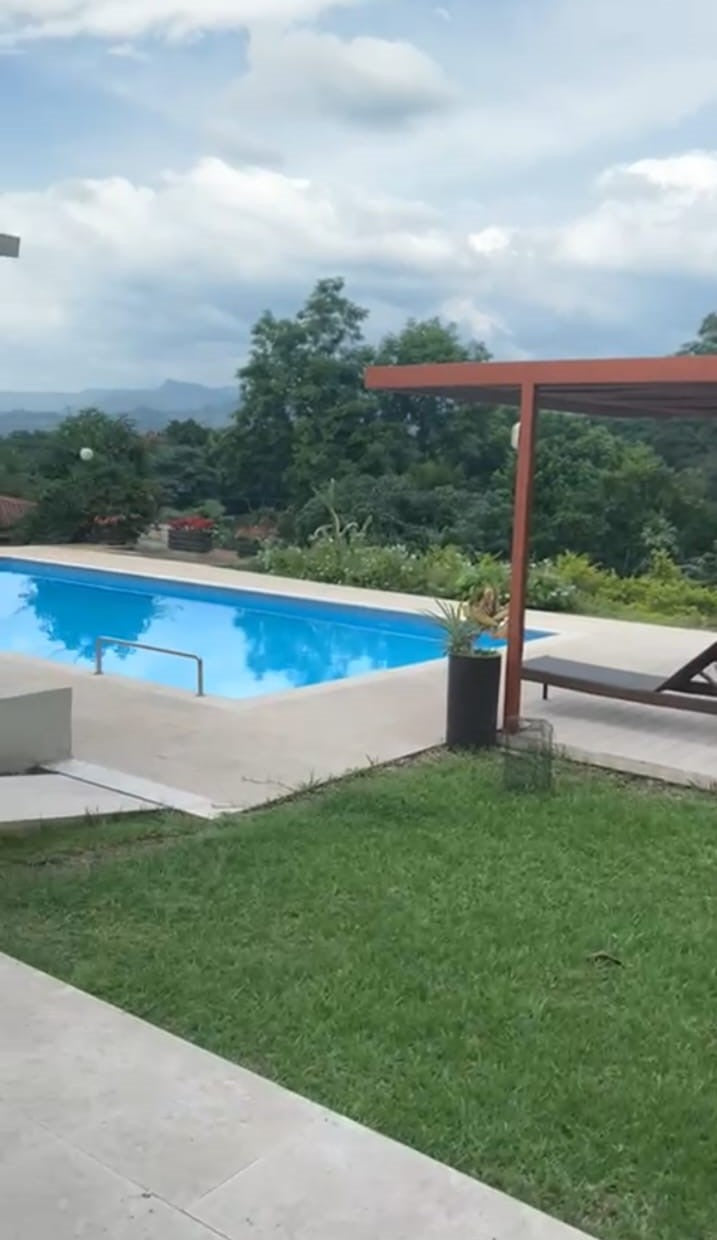 VENDO CASA CAMPESTRE HERMOSA EN LA MESA / 233-947