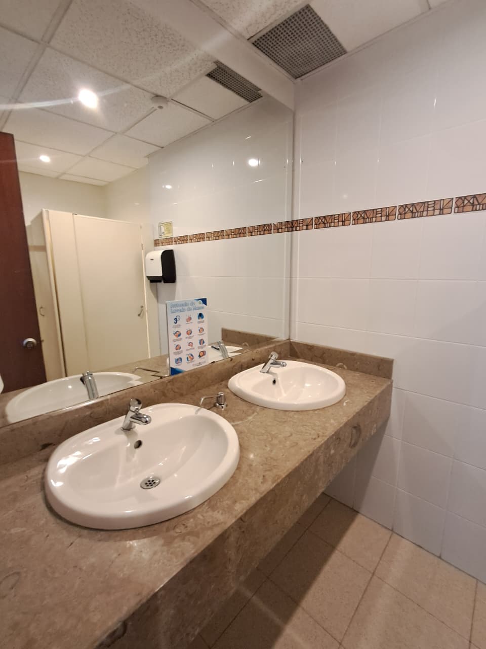 Espectacular Consultorio O Oficina amoblada en arriendo en North Point