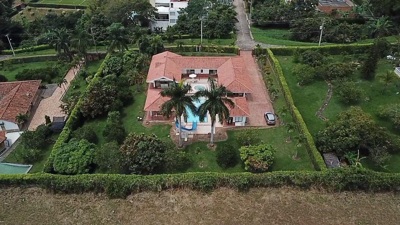 HERMOSA CASA CAMPESTRE EN LA MESA