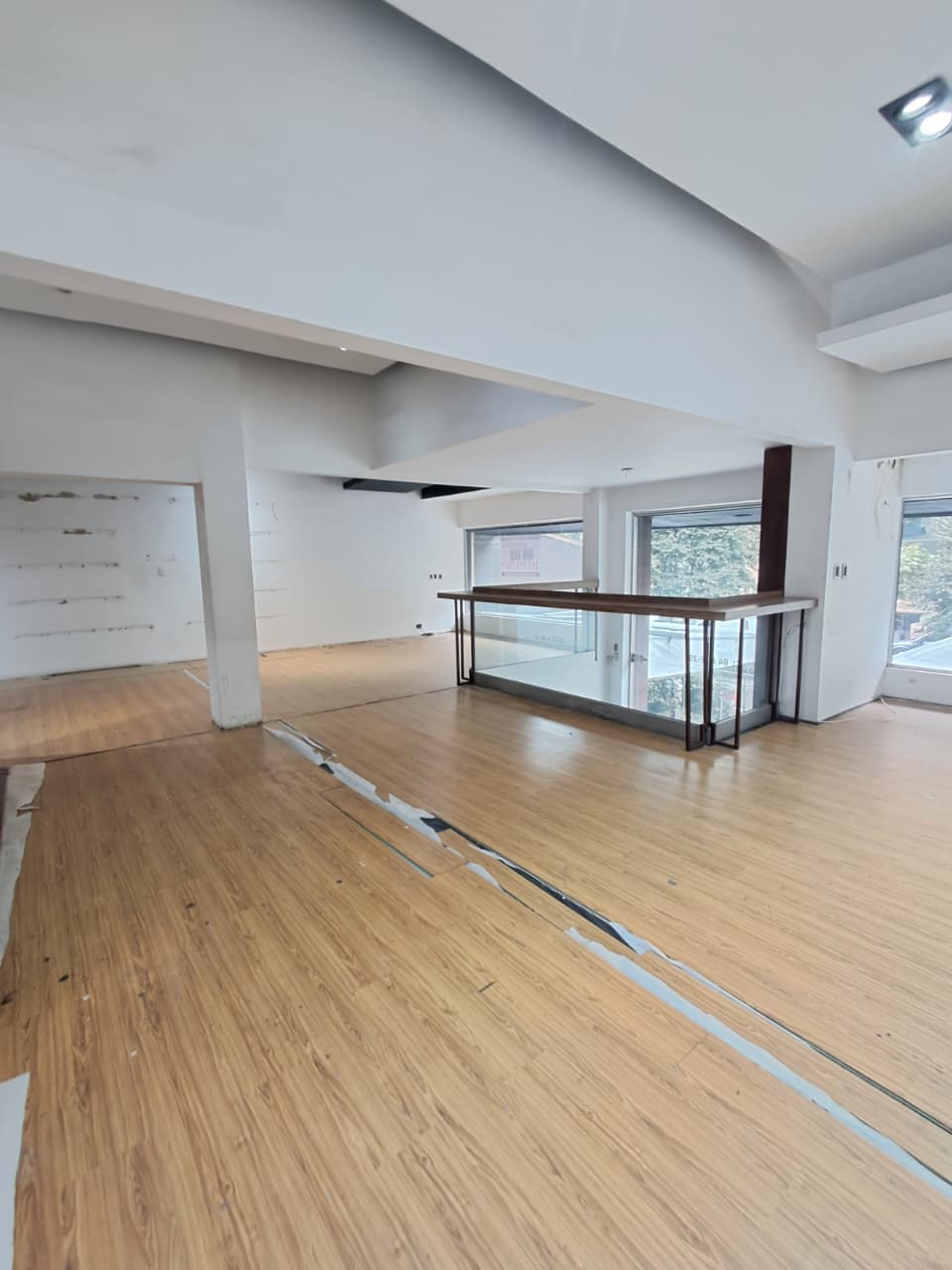 Amplio y Luminoso Local En Arriendo En Zona T