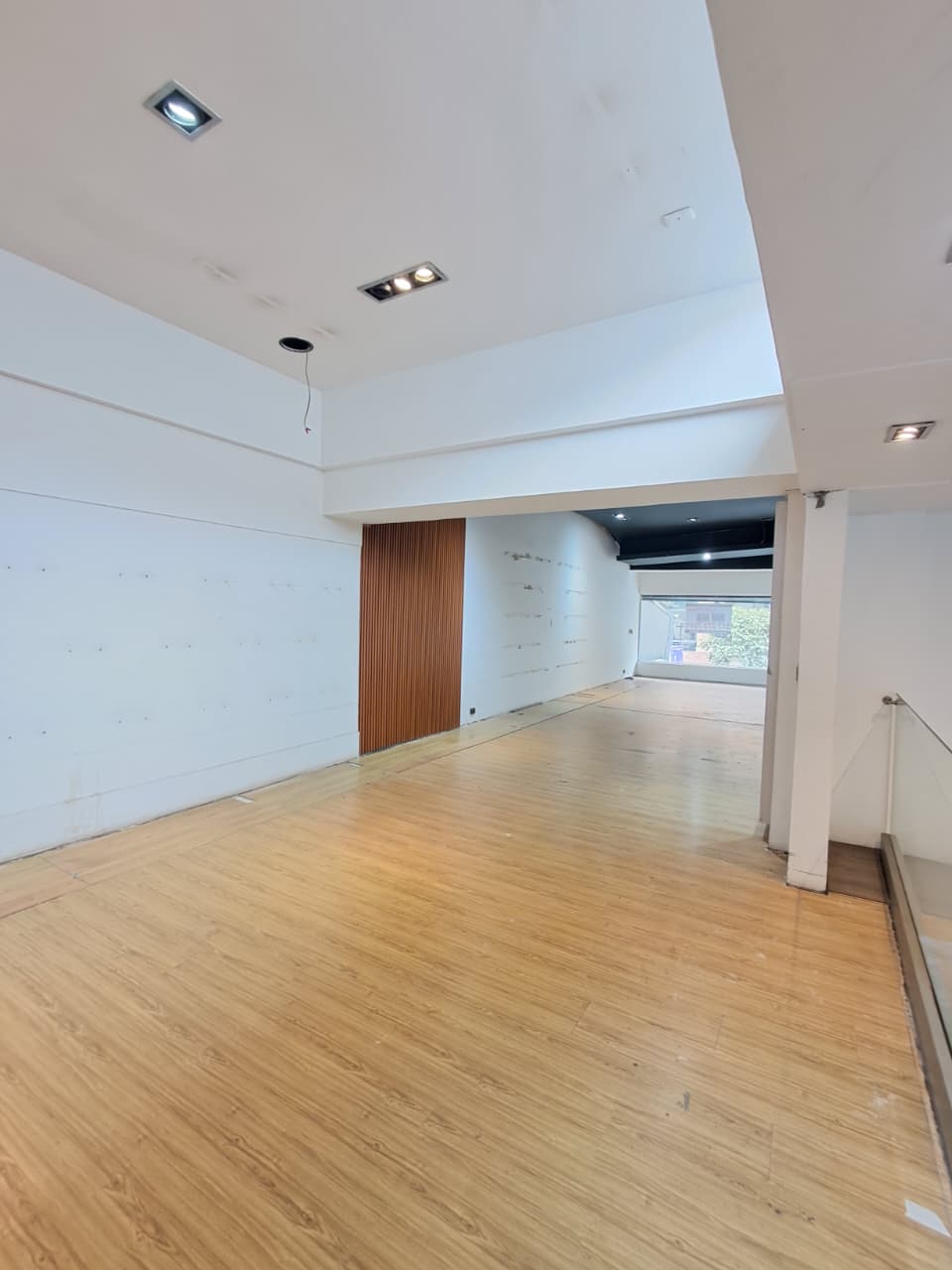 Amplio y Luminoso Local En Arriendo En Zona T