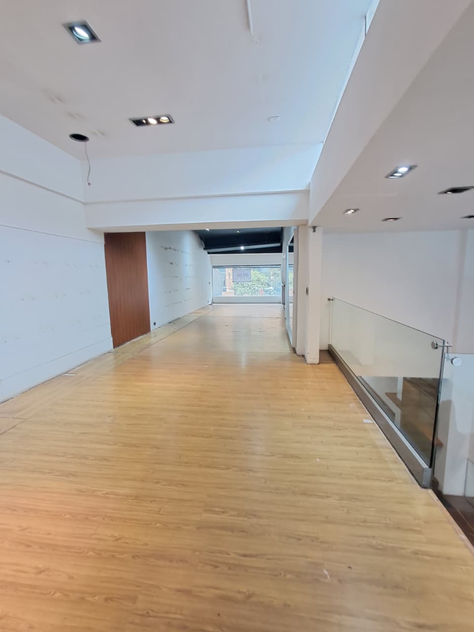 Amplio y Luminoso Local En Arriendo En Zona T