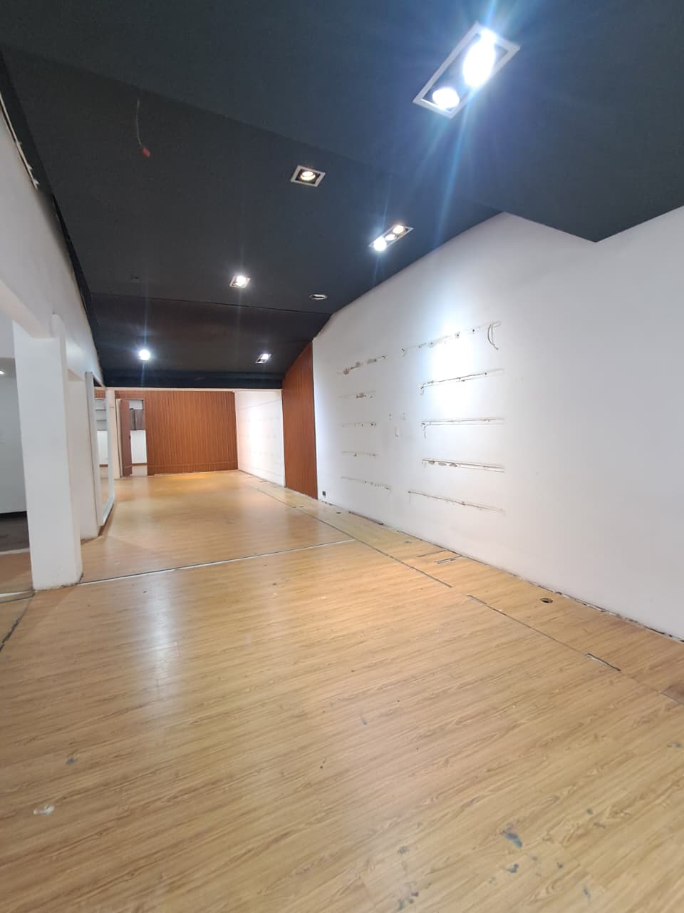 Amplio y Luminoso Local En Arriendo En Zona T