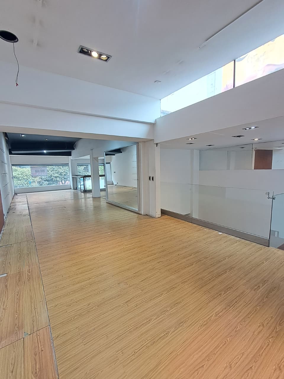 Amplio y Luminoso Local En Arriendo En Zona T