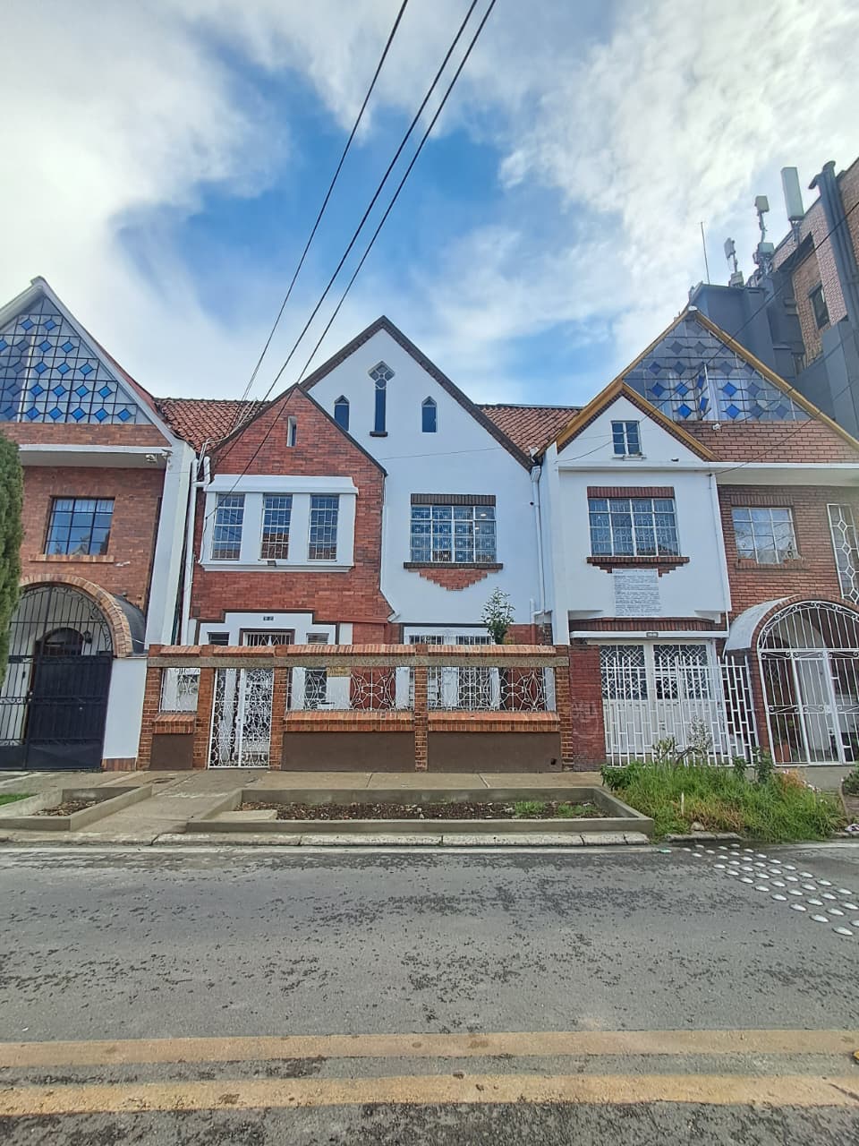 Oportunidad de Inversión Estratégica en Chapinero Casa Rentable de 3 Pisos