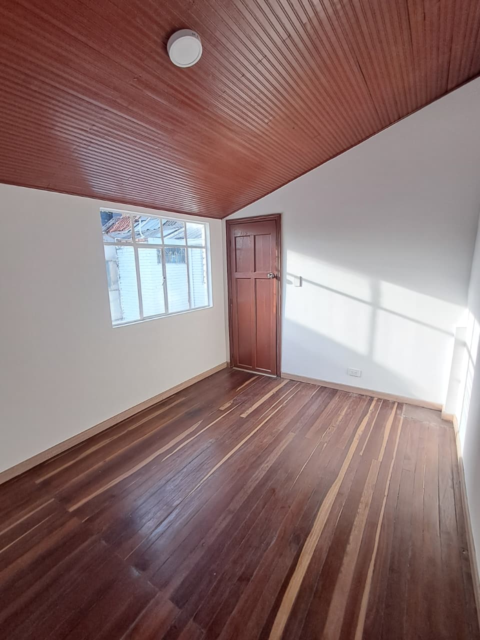 Oportunidad de Inversión Estratégica en Chapinero Casa Rentable de 3 Pisos