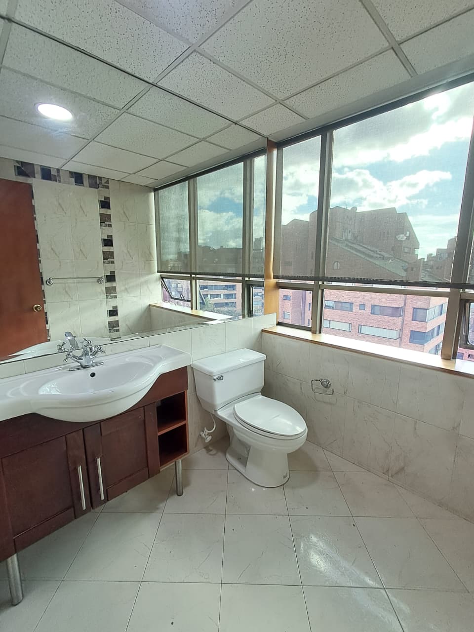Amplia Oficina En Arriendo En La Cabrera