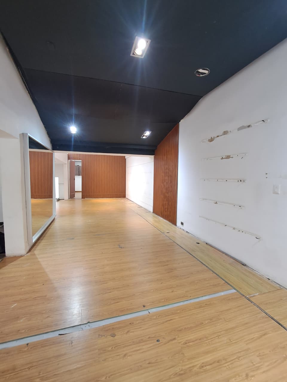 Amplio y Luminoso Local En Arriendo En Zona T