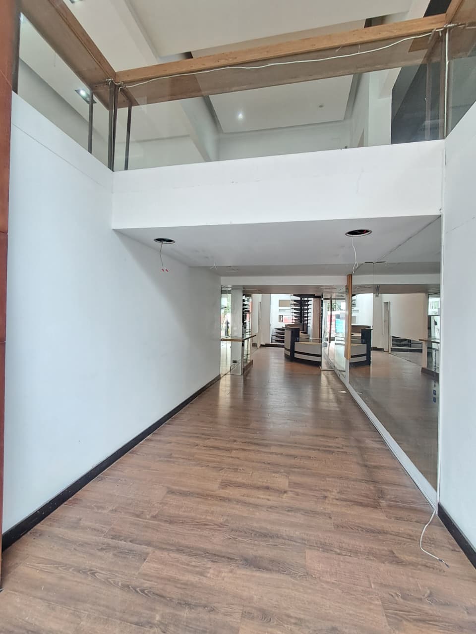 Amplio y Luminoso Local En Arriendo En Zona T