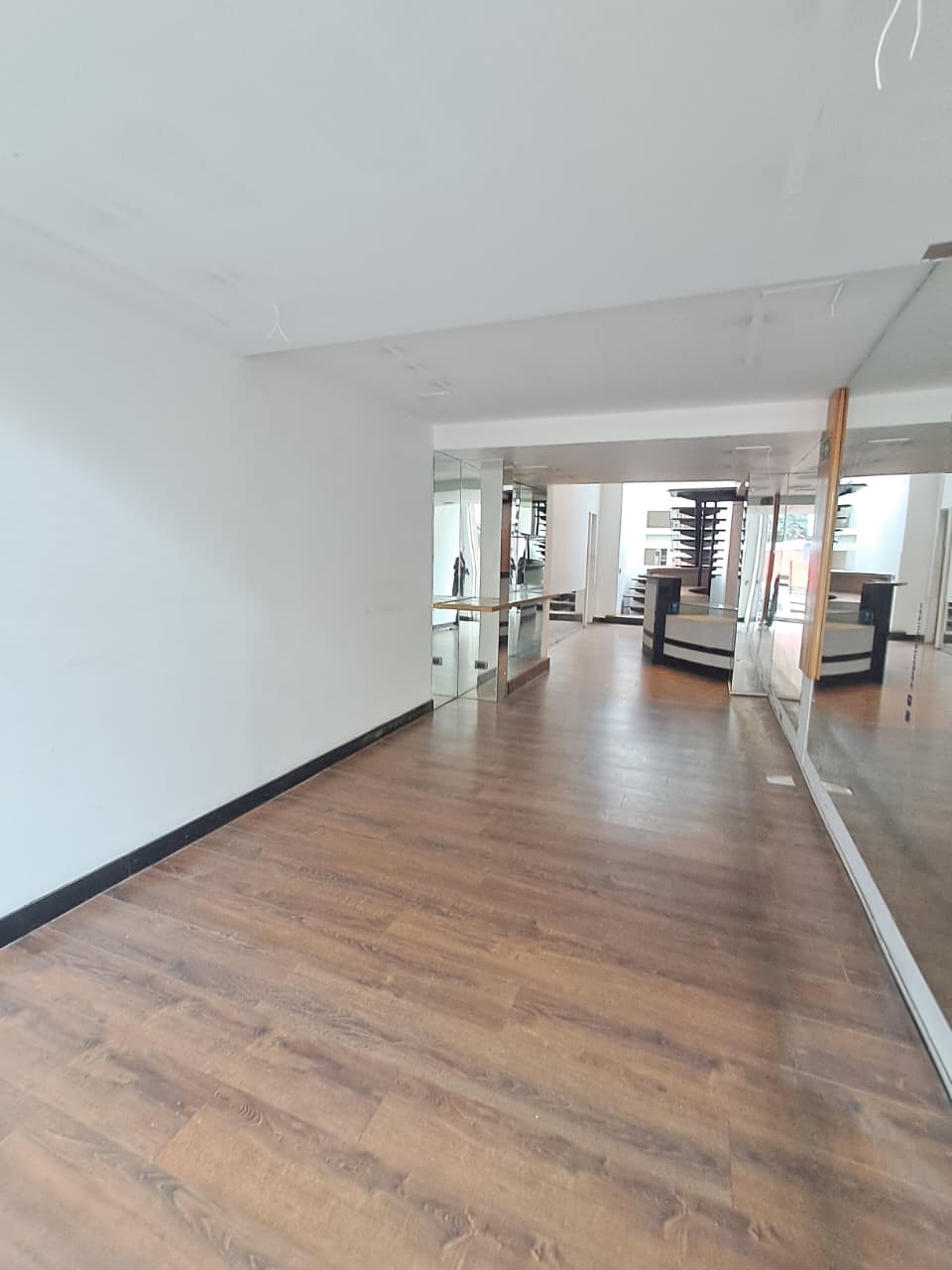 Amplio y Luminoso Local En Arriendo En Zona T